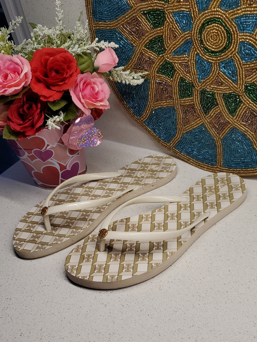 TORY BURCH White and Gold Patterned Women's Flip Flops (sz 9)
